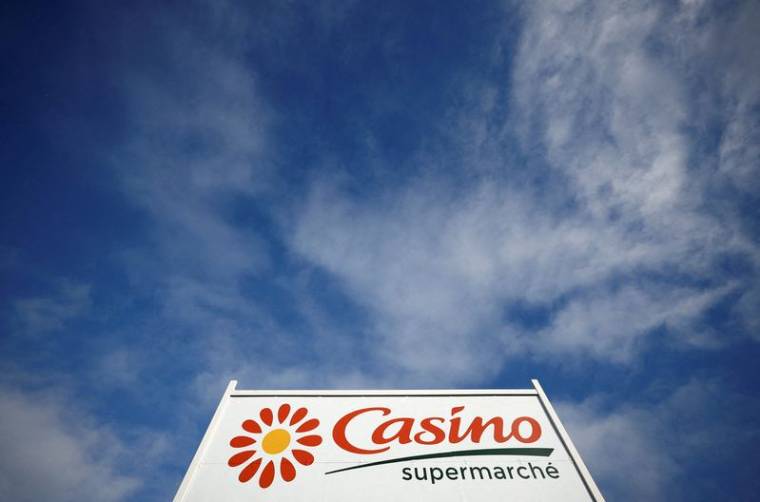 Un logo du détaillant français Casino à l'extérieur de son supermarché à Sainte-Hermine