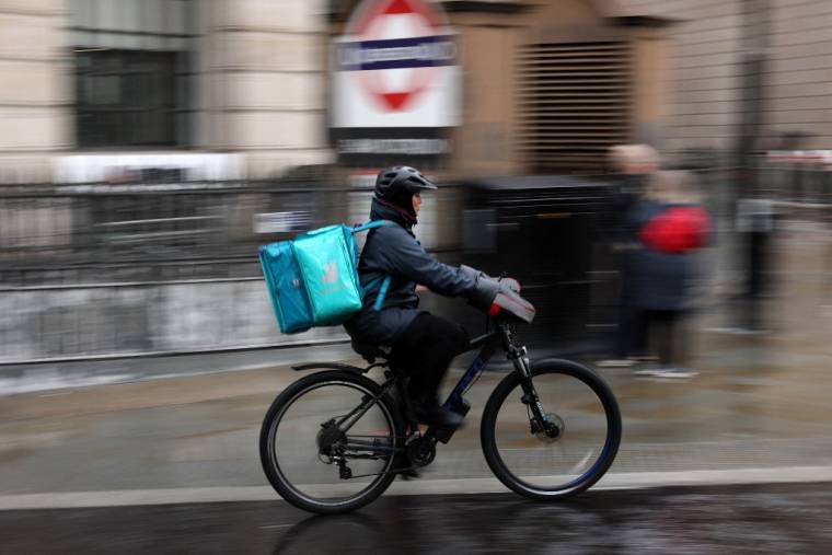 Un livreur de la société Deliveroo dans les rues de Londres, le 10 novembre 2023 ( AFP / DANIEL LEAL )