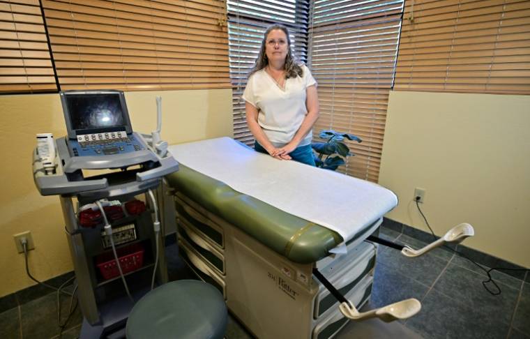 Gabrielle Goodrick, la directrice de la clinique Camelback Family Planning, un établissement qui assure des avortements à Phoenix en Arizona, pose en salle d'opération, le 18 avril 2024 ( AFP / Frederic J. BROWN )