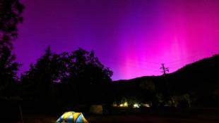 Des aurores boréales près de San Francisco, le 11 mai 2024 ( AFP / JOSH EDELSON )