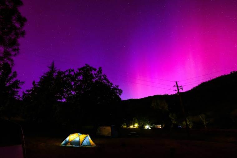 Des aurores boréales près de San Francisco, lors d'une tempête solaire, le 11 mai 2024 en Californie ( AFP / JOSH EDELSON )