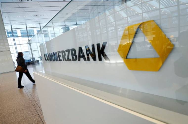Un logo de Commerzbank AG au siège de la société à Francfort