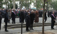 Paris: hommage aux victimes des attentats du 13 novembre devant le Bataclan