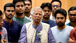 Le lauréat du prix Nobel de la paix Muhammad Yunus (au centre), lors d'une conférence de presse à son arrivée à l'aéroport international de Dacca (Bangladesh) le 8 août 2024 ( AFP / Munir UZ ZAMAN )