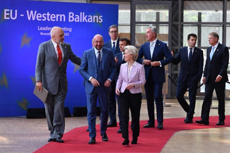Le Premier ministre d'Albanie Edi Rama à côté du Président du Conseil européen, Charles Michel, et de la présidente de la Commission européenne, Ursula von der Leyen. ( AFP / JOHN THYS )