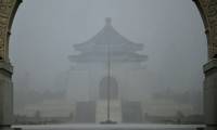 Le mémorial de Chiang Kai-shek sous de fortes pluies causées par le typhon Gaemi à Taipei le 24 juillet 2024 ( AFP / Sam Yeh )