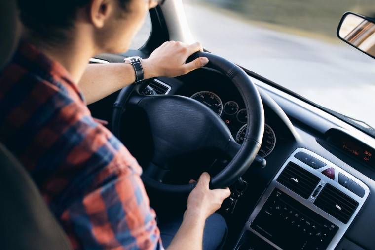 Selon le comparateur Assurland, la hausse des prix dans l'assurance automobile pour les 18-25 ans - les plus touchés par les accidents - pourrait atteindre 18 % en moyenne. (StockSnap / Pixabay )