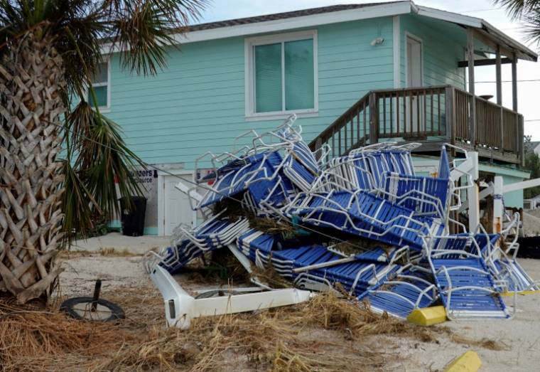 Des chaises de plage sont empilées après que l'ouragan Hélène a frappé la zone, le 28 septembre 2024, à Treasure Island, en Floride ( GETTY IMAGES NORTH AMERICA / JOE RAEDLE )