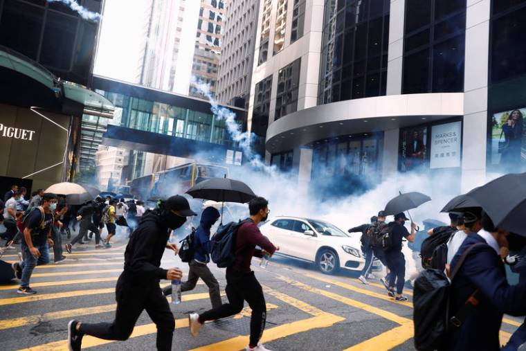 LA POLICE DE HONG KONG OUVRE LE FEU SUR DES MANIFESTANTS