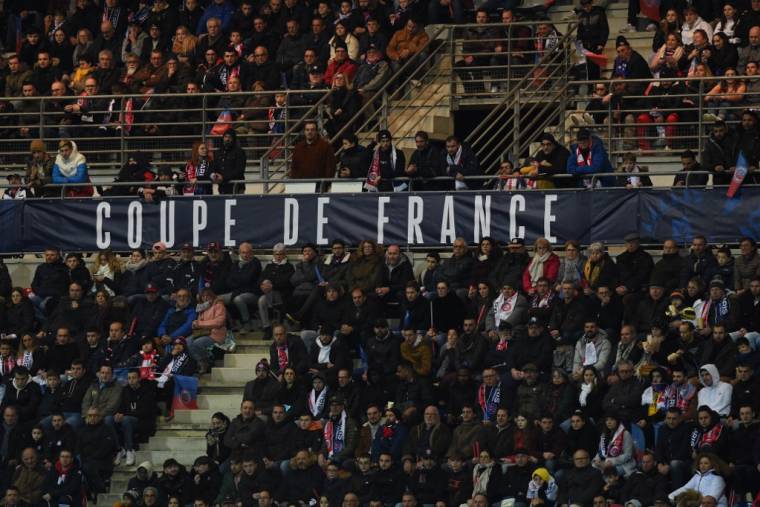 Des fans au match de football des huitièmes de finale de la Coupe de France entre la Berrichonne de Châteauroux et le Paris Saint-Germain (PSG) au stade Gaston-Petit à Châteauroux, le 6 janvier 2023. ( AFP / GUILLAUME SOUVANT )
