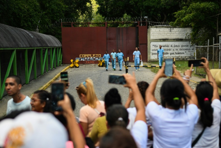 Des personnes arrêtées lors des manifestations qui ont suivi la réélection contestée de Nicolas Maduro libérées de la prison de Yare, au Venezuela, le 16 novembre 2024 ( AFP / Federico PARRA )