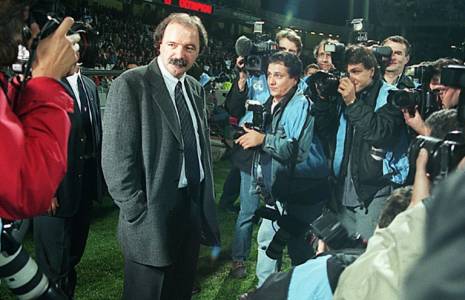 Le Portugais Artur Jorge, alors entraîneur du PSG, avant un match contre Lyon, le 16 octobre 1998 à Gerland ( AFP / GERARD MALIE )