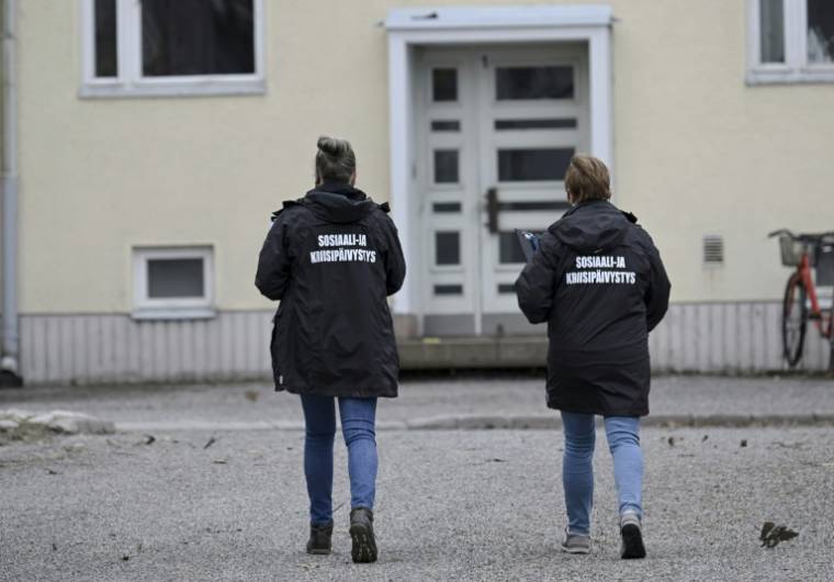 Des membres d'une cellule de crise devant l'école primaire de Vantaa, en Finlande, où un enfant a ouvert le feu, blessant trois élèves, le 2 avril 2024 ( Lehtikuva / Markku Ulander )