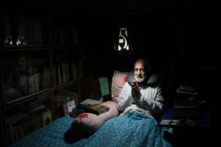 Frère Gaston Dayanand dans sa chambre au Centre interreligieux de développement (ICOD), à Gohalopata, en Inde, le 19 mars 2023 ( AFP / DIBYANGSHU SARKAR )