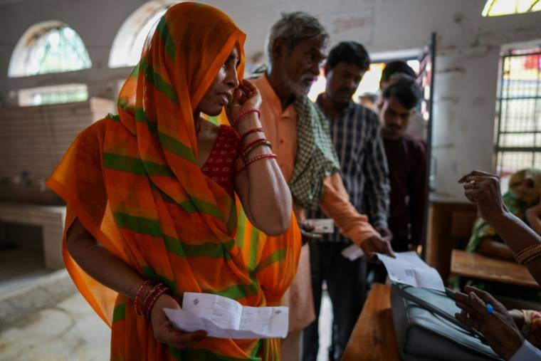 Des électeurs dans un bureau de vote pour la troisième phase des élections générales, le 7 mai 2024 à Morena, en Inde ( AFP / Amarjeet Kumar Singh )
