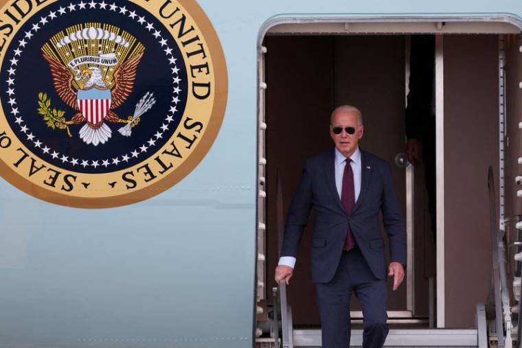 Photo d'archives: Le président américain Joe Biden débarque d'Air Force One