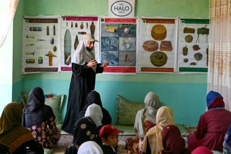 Un enseignant du Halo Trust sensibilise les enfants aux risques liés aux mines, dans une mosquée du district de Jaghatu, dans la province de Ghazni, le 13 mai 2024 en Afghanistan ( AFP / Wakil KOHSAR )