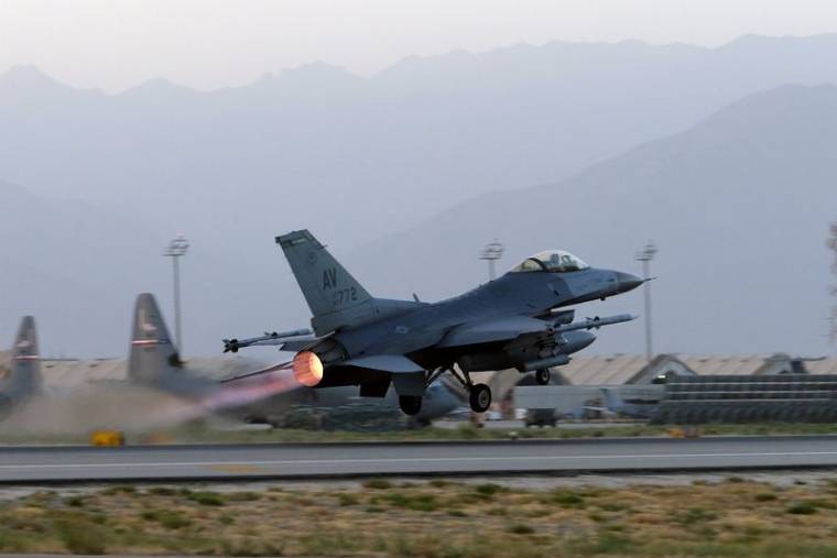 Un avion F-16 Fighting Falcon décolle à l'aérodrome de Bagram, en Afghanistan