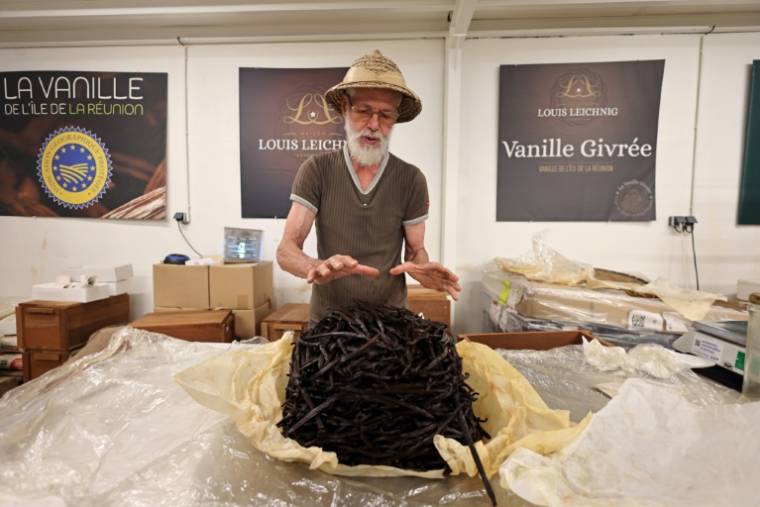 Louis Leichnig, producteur de vanille givrée, dans sa ferme à Saint-Philippe, sur l'île de la Réunion, le 26 avril 2024 ( AFP / Richard BOUHET )