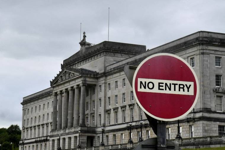 Un panneau d'interdiction d'entrée près des bâtiments du Parlement de Stormont à Belfast