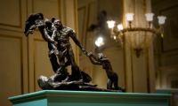 Une version du bronze "L'Age mûr" de la sculptrice française Camille Claudel, retrouvée par hasard dans un appartement inhabité à Paris en décembre 2024, vendue pour 3,1 millions d'euros lors d'une vente aux enchères à Orléans, le 16 février 2025 ( AFP / GUILLAUME SOUVANT )