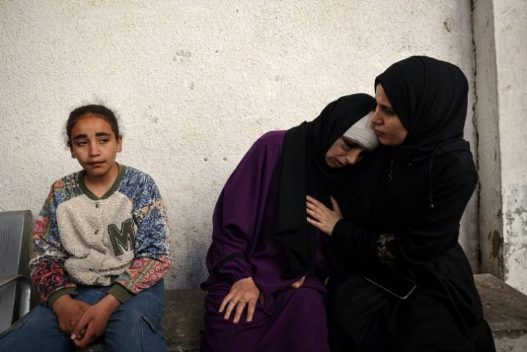 Une mère palestinienne pleure ses enfants tués lors de bombardements israéliens nocturnes à Rafah, dans le sud de la bande de Gaza, le 20 avril 2024 ( AFP / - )