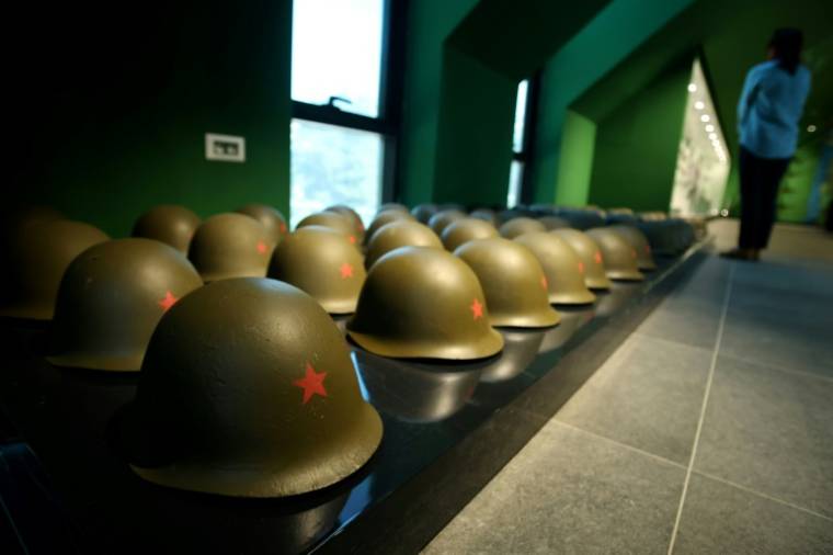 Des casques militaires exposés au musée de l'armée albanaise à Bërzhitë, près de la capitale Tirana, le 20 avril 2024 ( AFP / Adnan Beci )