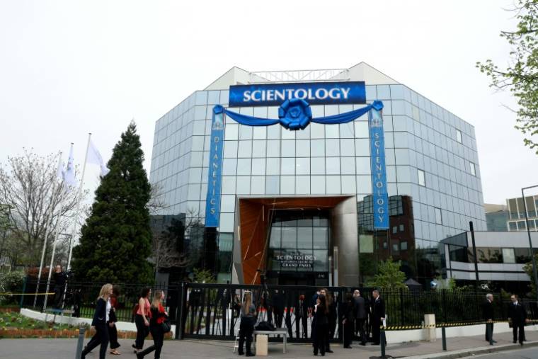 Des personnes invitées à l'inauguration du nouveau centre de formation de l'Eglise de scientologie arrivent devant le bâtiment le 6 avril 2024 à Saint-Denis, près de Paris ( AFP / Emmanuel Dunand )