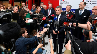 Le ministre de la Justice, Gérald Darmanin (c), en conférence de presse à Marseille, le 2 janvier 2025 ( AFP / Sylvain THOMAS )