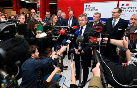 Le ministre de la Justice, Gérald Darmanin (c), en conférence de presse à Marseille, le 2 janvier 2025 ( AFP / Sylvain THOMAS )