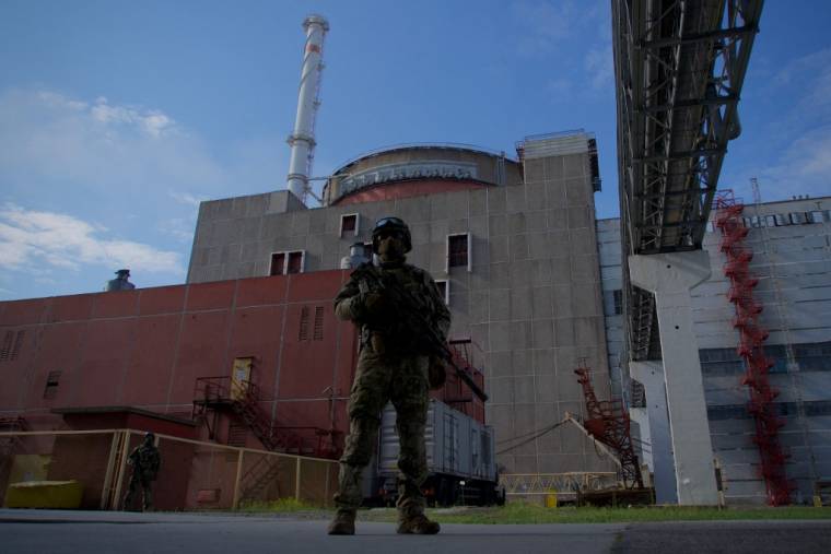Un soldat russe devant la centrale nucléaire de Zaporijjia, à Energodar, le 1er mai 2022. ( AFP / ANDREY BORODULIN )