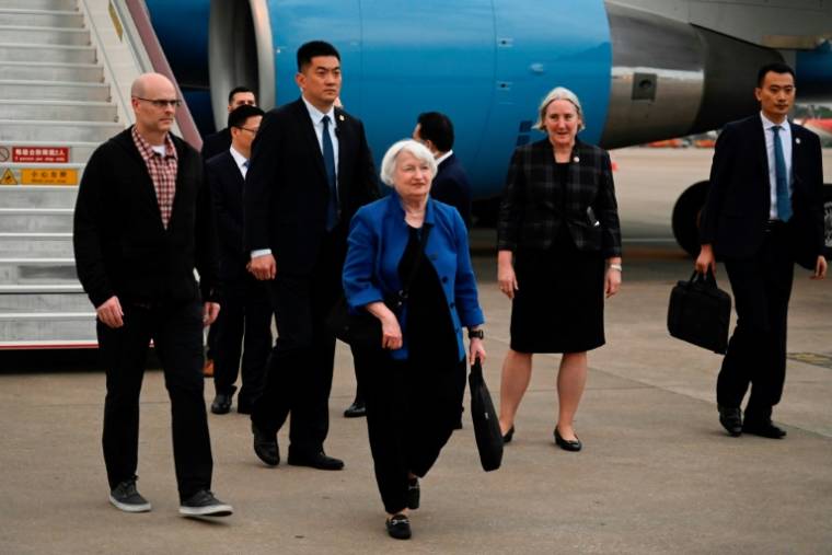 La secrétaire américaine au Trésor Janet Yellen (c) à son arrivée à l'aéroport de Guangzhou, le 4 avril 2024 en Chine ( AFP / Pedro Pardo )