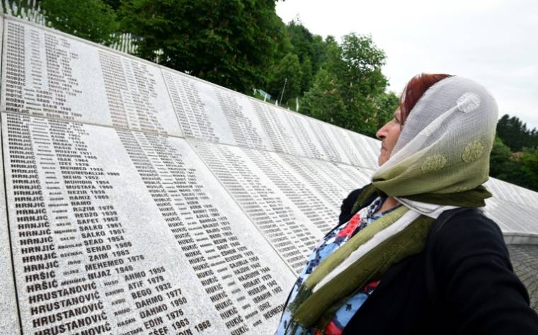 Kada Hotic, survivante du massacre de Srebrenica, devant les noms des morts au memorial de la ville, le 16 mai 2024 ( AFP / ELVIS BARUKCIC )