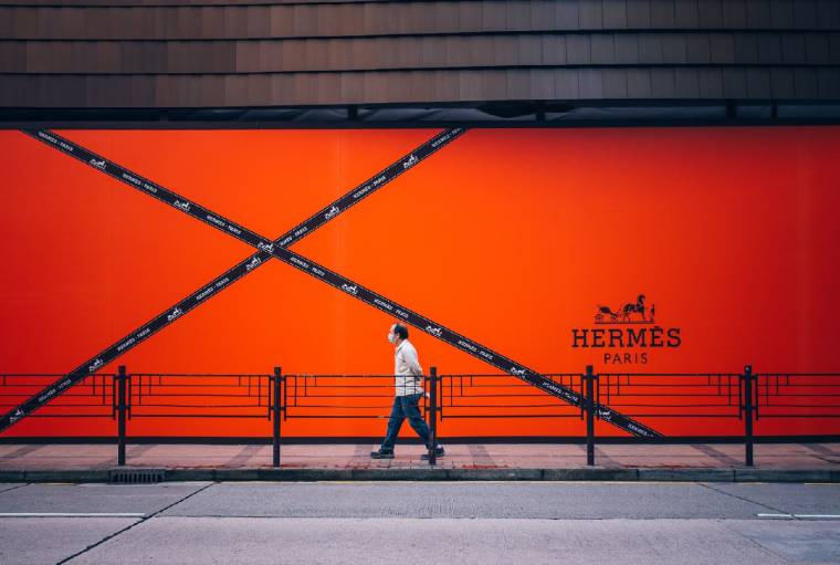 Selon l'agence de presse Reuters, évoquant "une source de marché", Hermès pourrait bientôt intégrer l'indice Euro Stoxx 50. (Crédits photo : Unsplash - Chi Lok Tsang )