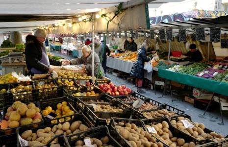 Une organisation de producteurs bio appelle à la "mobilisation générale" au secours de l'agriculture biologique française confrontée à une baisse de consommation et à des fermetures de points de vente ( AFP / Ludovic MARIN )
