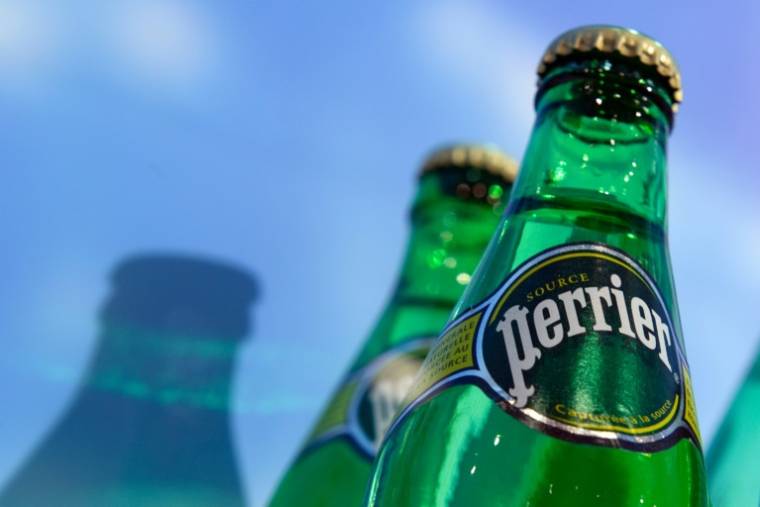 Une partie de la production de la marque Perrier, filiale de Nestlé, a été détruite "par précaution" après la découverte de bactéries "d'origine fécale" dans un de ses forages ( AFP / Fabrice COFFRINI )