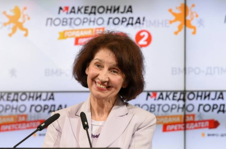 La candidate de droite Gordana Siljanovska-Davkova remporte le premier tour de l'élection présidentielle, le 24 avril 2024 à Skopje, en Macédoine du Nord ( AFP / Robert ATANASOVSKI )