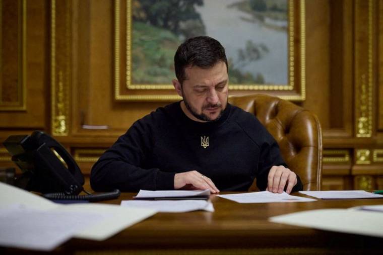 Volodimir Zelensky lors d'un appel téléphonique avec le Premier ministre britannique Rishi Sunak, à Kyiv, en Ukraine