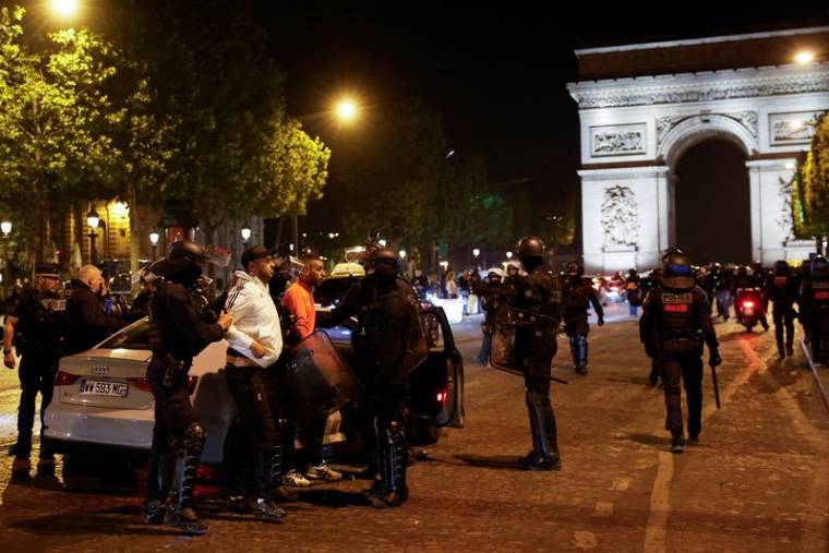 Cinquième nuit d'émeutes après la mort d'un adolescent abattu par la police en banlieue parisienne