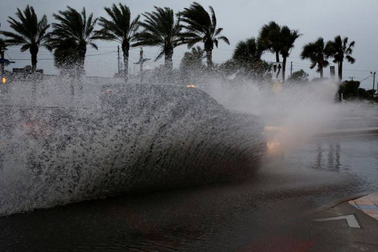Une rue en Floride avant l'arrivée de l'ouragan Nicole, en 2022