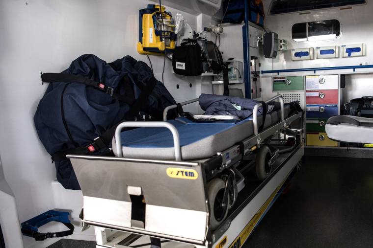 Un défibrillateur dans une ambulance. ( AFP / CHRISTOPHE ARCHAMBAULT )