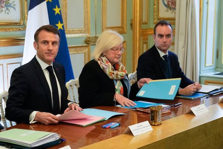 Réunion hebdomadaire du cabinet après un remaniement ministériel, à Paris