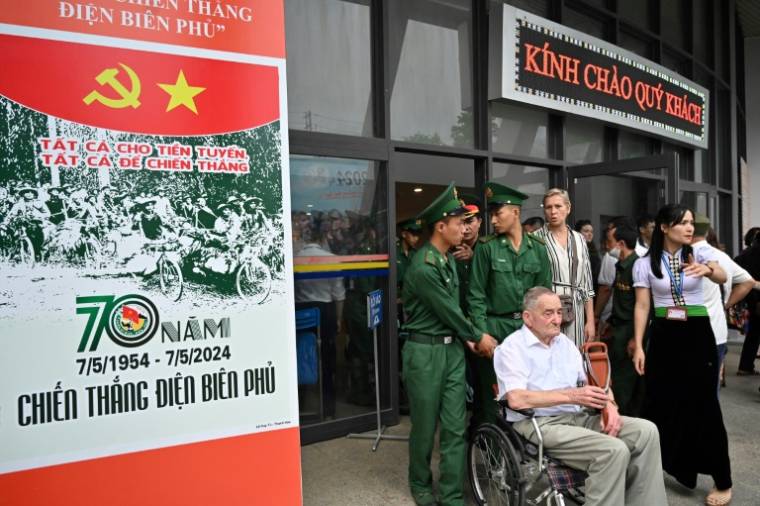 Le vétéran français Jean-Yves Guinard devant le musée historique de la victoire de Dien Bien Phu, le 5 mai 2024 au Vietnam ( AFP / Nhac NGUYEN )