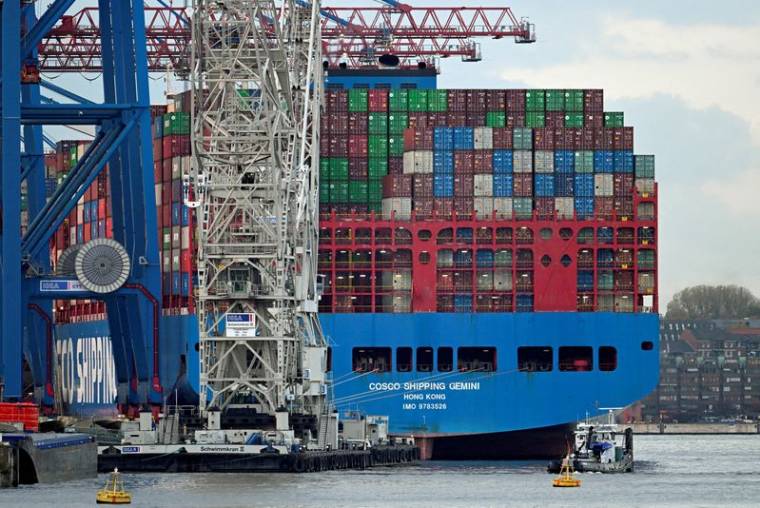 Le cargo "Cosco Shipping Gemini" au terminal à conteneurs "Tollerort" dans le port de Hambourg, en Allemagne