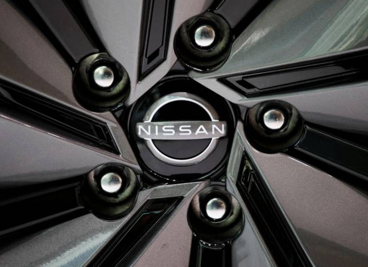 Le logo de Nissan Motor est visible sur une roue de voiture dans la salle d'exposition du constructeur automobile à Tokyo