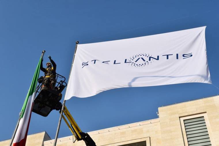 Stellantis fait ses débuts sur les bourses de Milan et de Paris