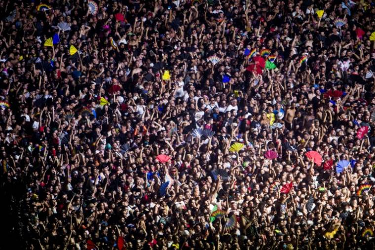 La foule assiste à la première partie, mettant en scène le DJ Diplo, du concert gratuit de Madonna sur la plage de Copacabana à Rio de Janeiro, le 4 mai 2024 ( AFP / Daniel Ramalho )