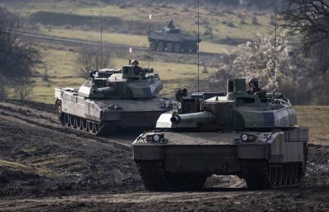 Des chars Leclerc, en Roumanie, en décembre 2022 ( AFP / THOMAS SAMSON )