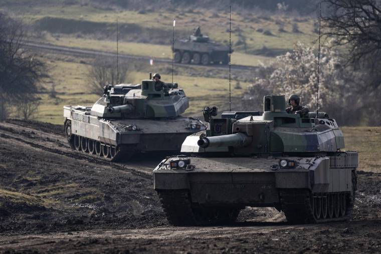 Des chars Leclerc, en Roumanie, en décembre 2022 ( AFP / THOMAS SAMSON )