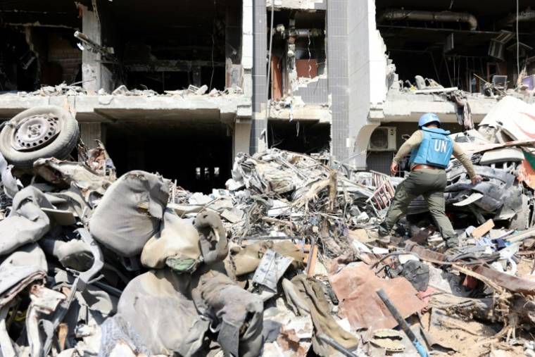Une équipe des Nations unies inspecte les ruines de l'hôpital al-Chifa, dans la ville de Gaza, le 8 avril 2024 ( AFP / - )